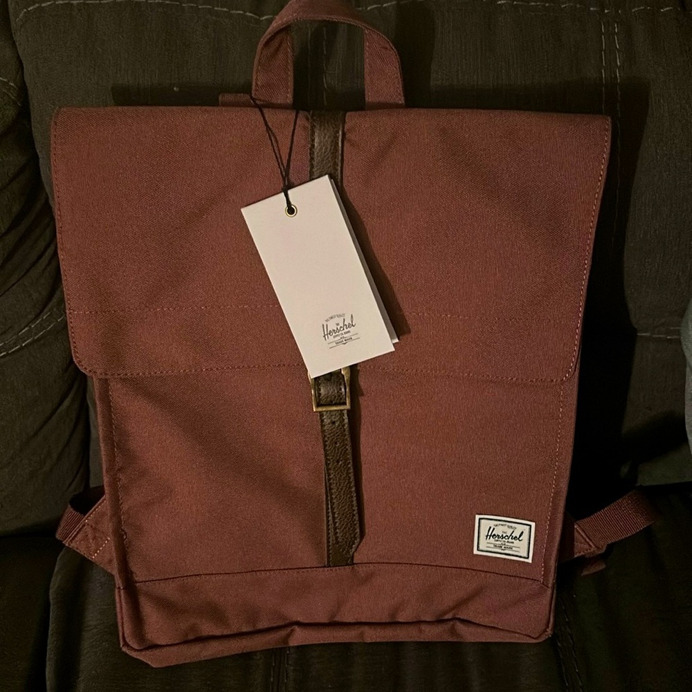 Herschel City Backpack
Mid Volume backpack adjustable
Magnetic strap closure